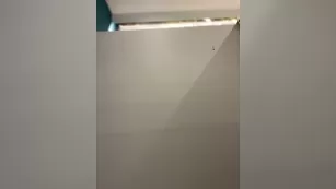 Wet__Bunny показала большие сиськи и вздрочнула в туалете с охмибод