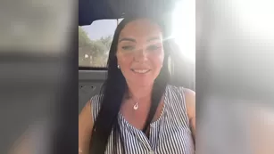 DIVORA милфа не стесняясь ласкает пизду в автобусе