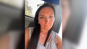 DIVORA милфа не стесняясь ласкает пизду в автобусе