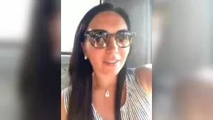 DIVORA милфа не стесняясь ласкает пизду в автобусе