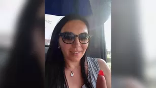 DIVORA милфа не стесняясь ласкает пизду в автобусе