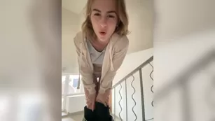 -Molly-Mae- так хотела показать тебе свою киску, что разделась в парадной