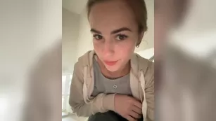 -Molly-Mae- так хотела показать тебе свою киску, что разделась в парадной