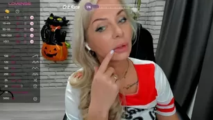 MiyaKiss милф блондинка сосет большой резиновый хуй