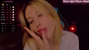 Your-Alice молодая блондинка возбуждающе облизывает пальчик