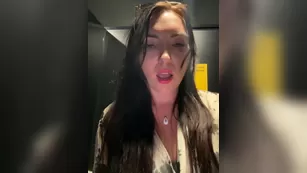 DIVORA милфа забежала в туалет кафе и быстро подрочила киску