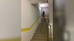 mollyamor привлекательная брюнетка с тату оголила свое тело в парадной на камеру