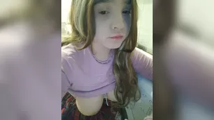 LittleDelora маленькая девочка сосет большой резиновый член