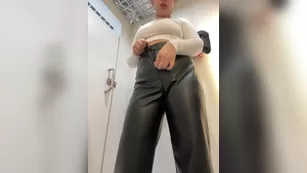 jucieLussie пышная телка меряет одежду и показывает задницу