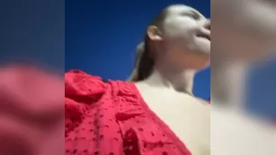 jucieLussie пышечка забежала в туалет и давай скорее дрочить киску