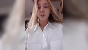 emilypech школьница задрала юбку и показала раком свою письку