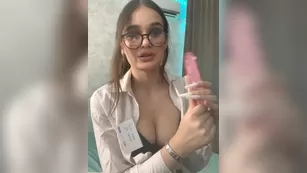 mollyamor шлюшка в костюме медсестры эротично сосет писюн