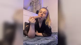 jucieLussie сочная блондинка жадно сосет хуй аж слюни текут