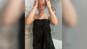 -TATUHA- девушка купается в ванной и дрочит вагину