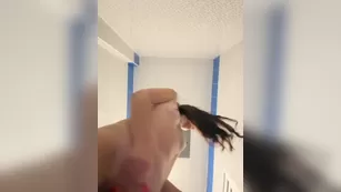 DIVORA горячая милф брюнетка заскочила в туалет и трахнула свою возбужденную письку