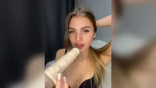 SweetyMia милая тин показывает с дилдо глубину своего ротика