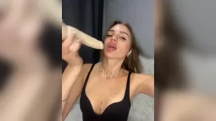 SweetyMia милая тин показывает с дилдо глубину своего ротика