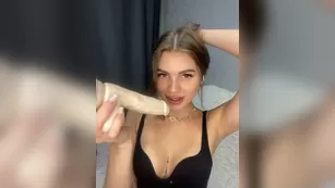 SweetyMia милая тин показывает с дилдо глубину своего ротика