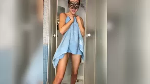 Lady-Dee секси милфа купается и надевает эротический боди