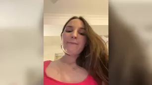 Annafirepussy молодая шлюшка сосет большой член ебаря