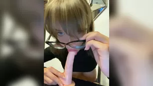 -Alessandra молодая развратница трахает себя резиновым дилдо и вибратором