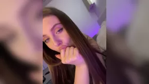 mendi- милая тин с большими сиськами крупно ласкает киску