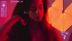 Taanni маленькая красотка нежно мастурбирует бритую письку охмибод