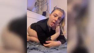 jucieLussie сочная малышка ублажает все свои дырочки