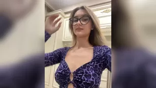 -Lana-Chester- милая тинка переодевается и светит между булочек