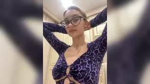 -Lana-Chester- милая тинка переодевается и светит между булочек