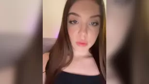 mendi- милашка сунула руку в трусики и ласкает влажную пизденку