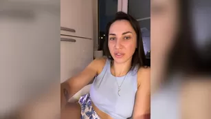 -ANN- горячая брюнетка трогает сиськи и показывает жопу