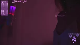 Taanni милая тинка дразнится на камеру своей сладкой попкой