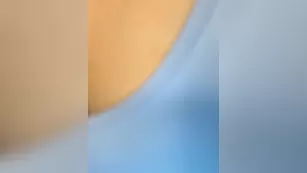 Sara- смуглая шлюшка играется с анальной пробкой