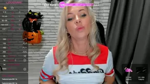 MiyaKiss зрелая милфа показала жопу и потрогала себя за письку