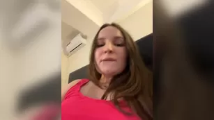 Annafirepussy молодая пышечка дразнит клитор вибратором