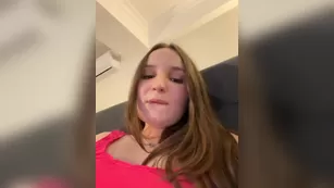 Annafirepussy молодая пышечка дразнит клитор вибратором