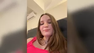 Annafirepussy молодая пышечка дразнит клитор вибратором