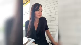 DIVORA уломали милфу в общественном месте сунуть в жопу вибратор