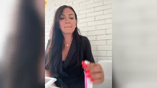 DIVORA уломали милфу в общественном месте сунуть в жопу вибратор