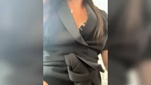 DIVORA уломали милфу в общественном месте сунуть в жопу вибратор