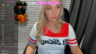 MiyaKiss зрелая блондинка сосет дилдо и показывает глубину своего ротика