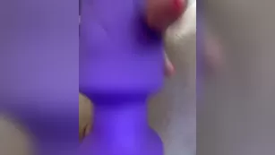 justBella телка страстно дрочит письку с охмибод пальчиками