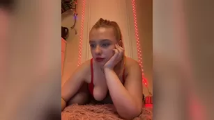 jucieLussie сочная малышка сосет резиновый дилдо