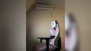 Sara- сучка нежно трахает пальчиком себя в попку