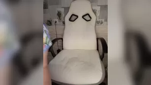 Anesteishen зрелая мамка чпокает вагину большим дилдаком