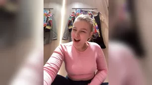 jucieLussie пышечка переодевается и не забывает подрочить