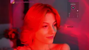 OgonEchEKKK голенькая рыжая тинка эротично позирует перед камерой