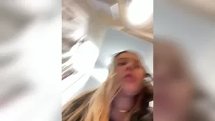 jucieLussie сиськатая малыха зашла в раздевалке подрочить, потому как охмибод свел сума пизду