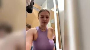 jucieLussie сиськатая малыха зашла в раздевалке подрочить, потому как охмибод свел сума пизду